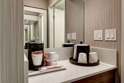 Hampton Inn & Suites by Hilton Calgary-Airport
