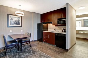 Phòng Suite, 1 giường cỡ king, không hút thuốc, bếp | Bếp riêng | Lò vi sóng, dụng cụ pha cà phê/trà 