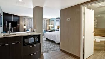 Room, 1 King Bed, Non Smoking | Minibar