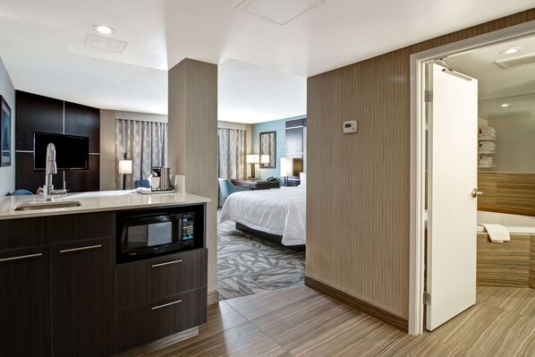 Room, 1 King Bed, Non Smoking | Minibar