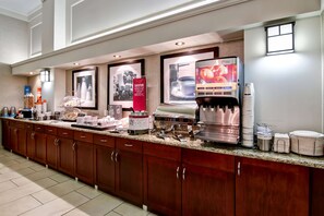Free daily buffet breakfast  - Hampton Inn & Suites by Hilton Calgary-Airport (Calgary)