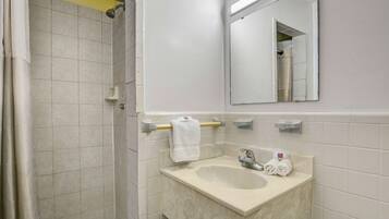 Ensemble douche/baignoire, serviettes fournies