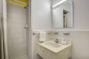 Bañera con ducha, toallas