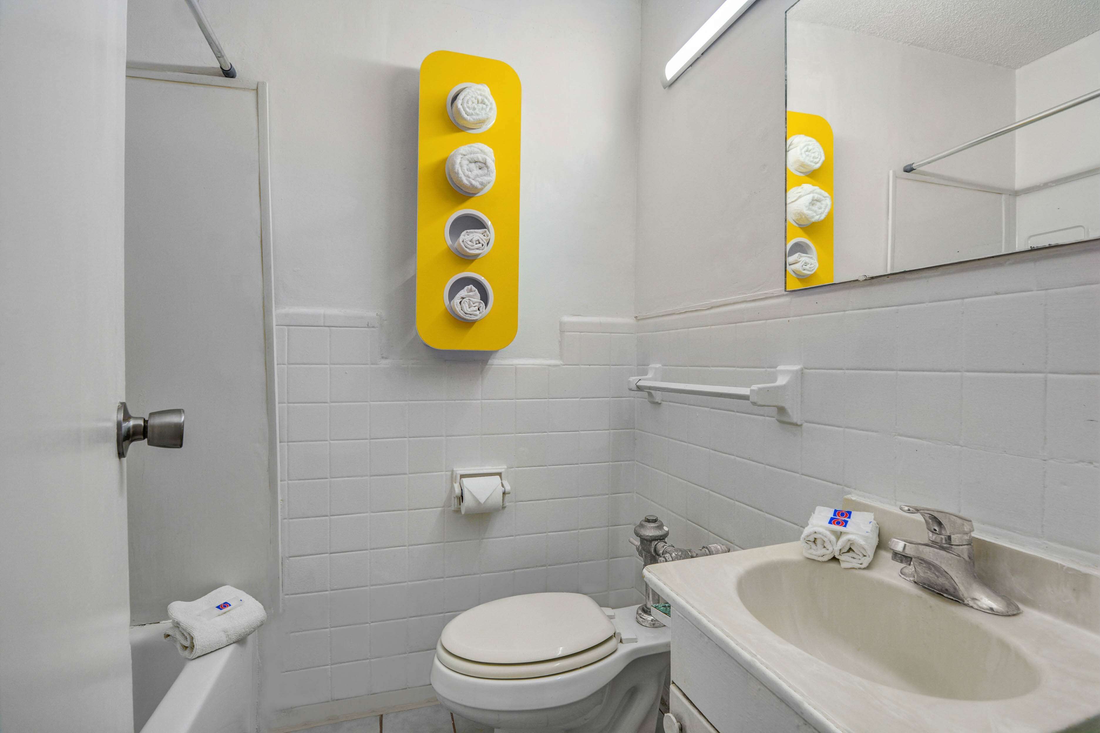 Combined shower/bathtub, towels