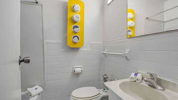 Combined shower/bathtub, towels