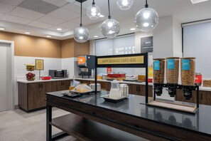 Free daily on-the-go breakfast - Hampton Inn & Suites Alpharetta Roswell (Alpharetta)