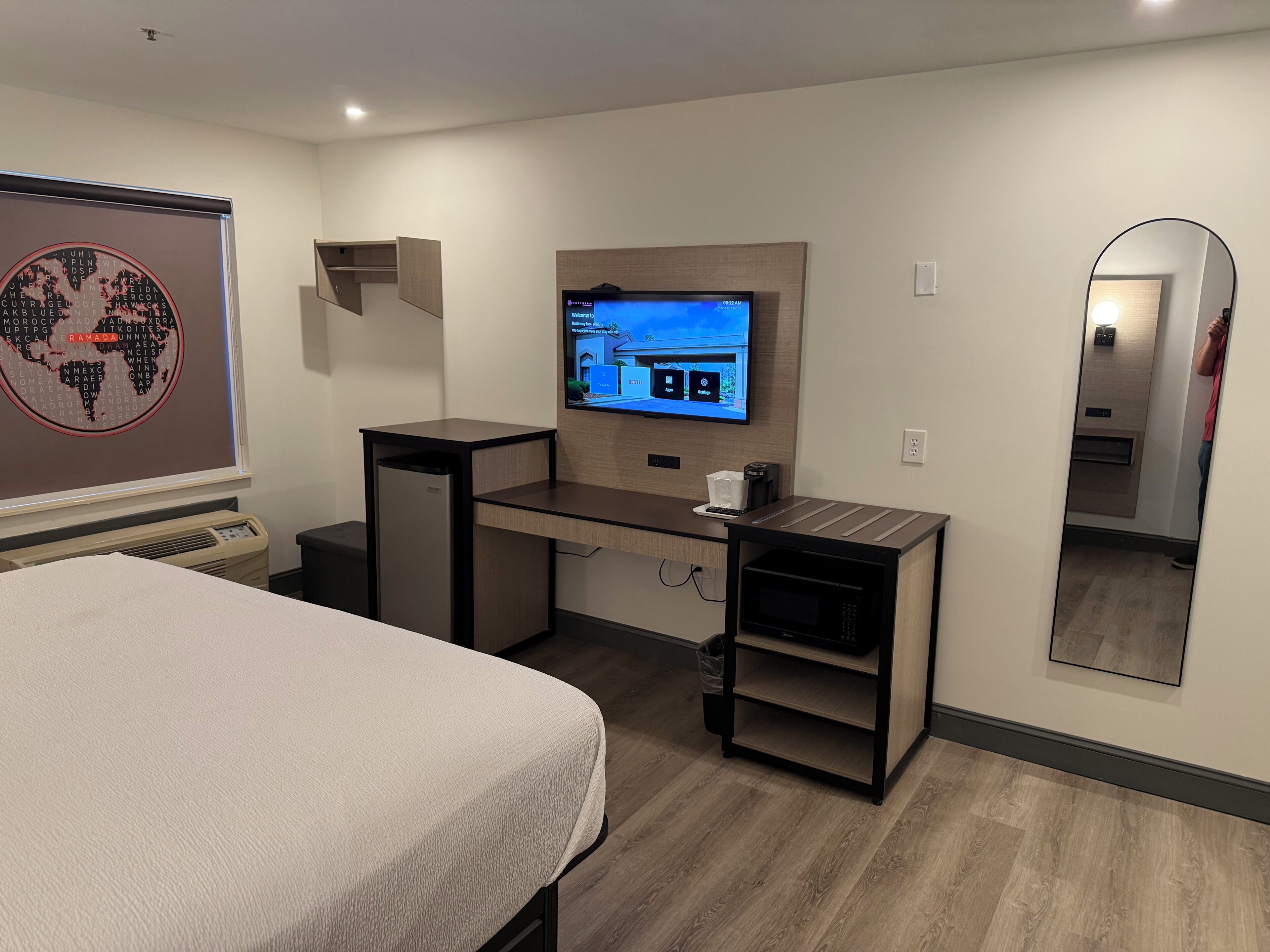 Phòng, 1 giường cỡ king, trang thiết bị hỗ trợ người khiếm thính (Mobility, Bathtub with Grab Bars) | Bộ đồ giường cao cấp, bàn, màn/rèm cản sáng 