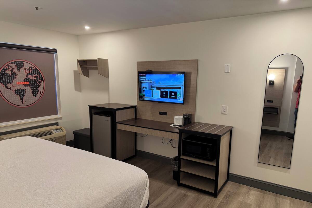 أغطية فراش متميزة ومكتب وستائر تعتيم ومكواة/لوح كي