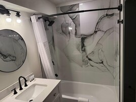 Ducha, artículos de tocador gratuitos, secador de pelo, toallas