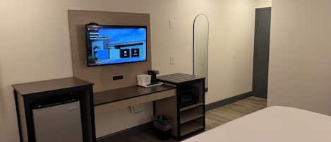 Room, 1 King Bed, Hearing Accessible, Non Smoking (Mobility, Bathtub with Grab Bars) | Premium bedding, desk, blackout drapes, iron/ironing board