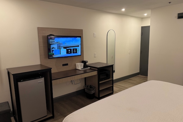 Room, 1 King Bed, Hearing Accessible, Non Smoking (Mobility, Bathtub with Grab Bars) | Premium bedding, desk, blackout drapes, iron/ironing board
