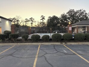 Seasonal outdoor pool - Ramada by Wyndham Albany GA (Albany)