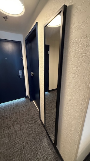 Single Room, 1 King Bed, Non Smoking | 1 bedroom, premium bedding, desk, laptop workspace