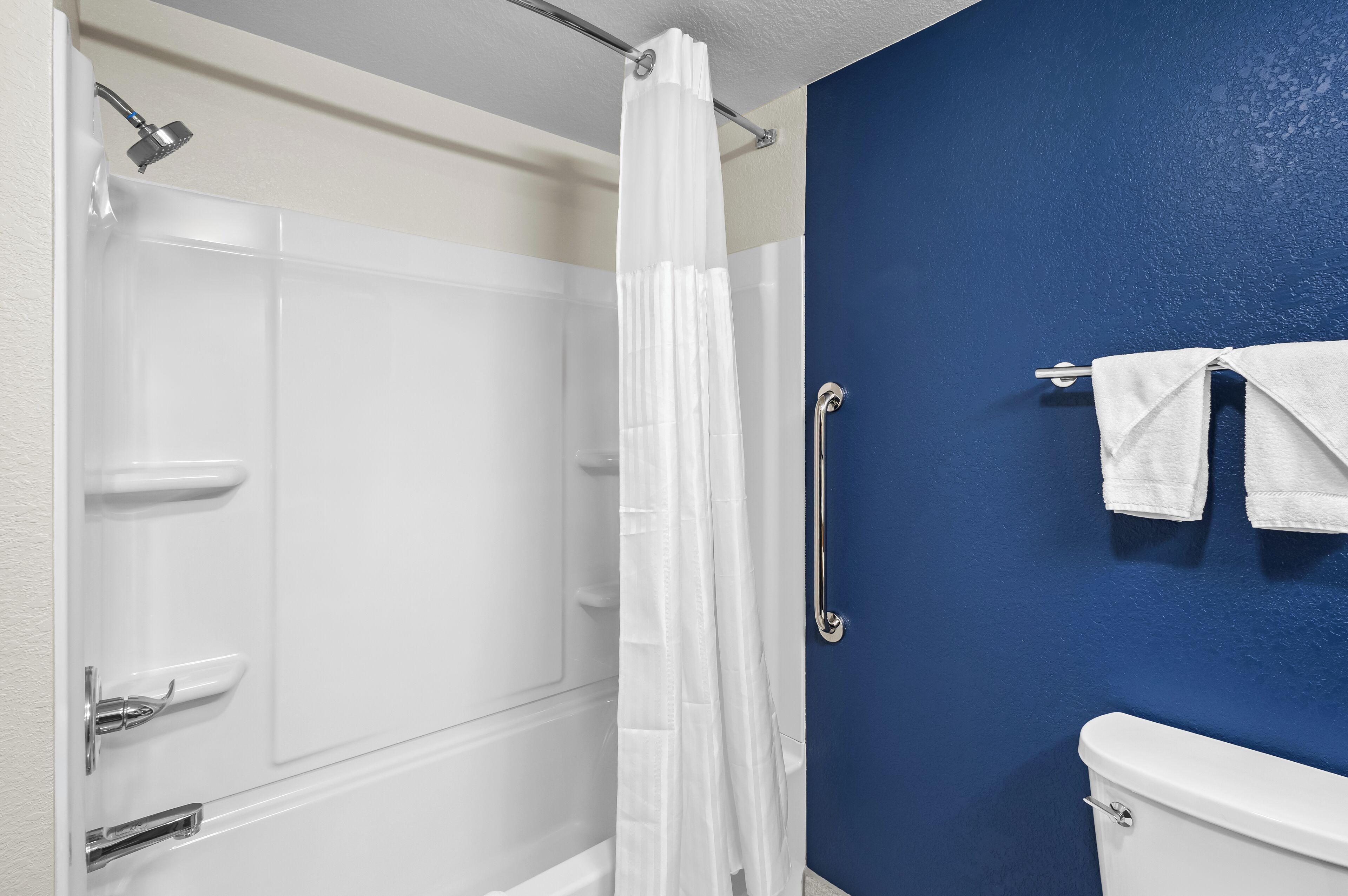 combined shower/bathtub, free toiletries, hair dryer, towels