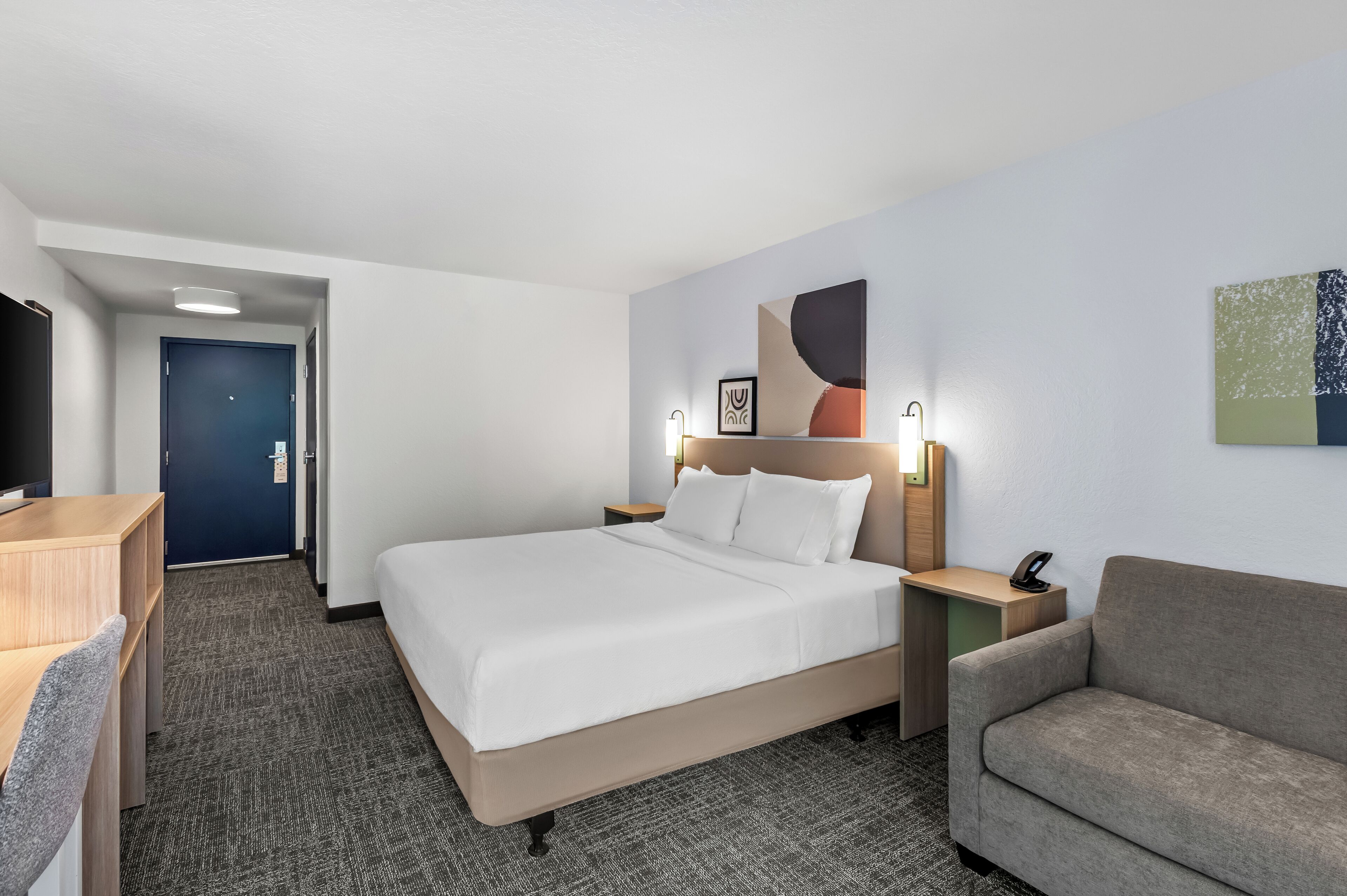 1 bedroom, premium bedding, desk, laptop workspace