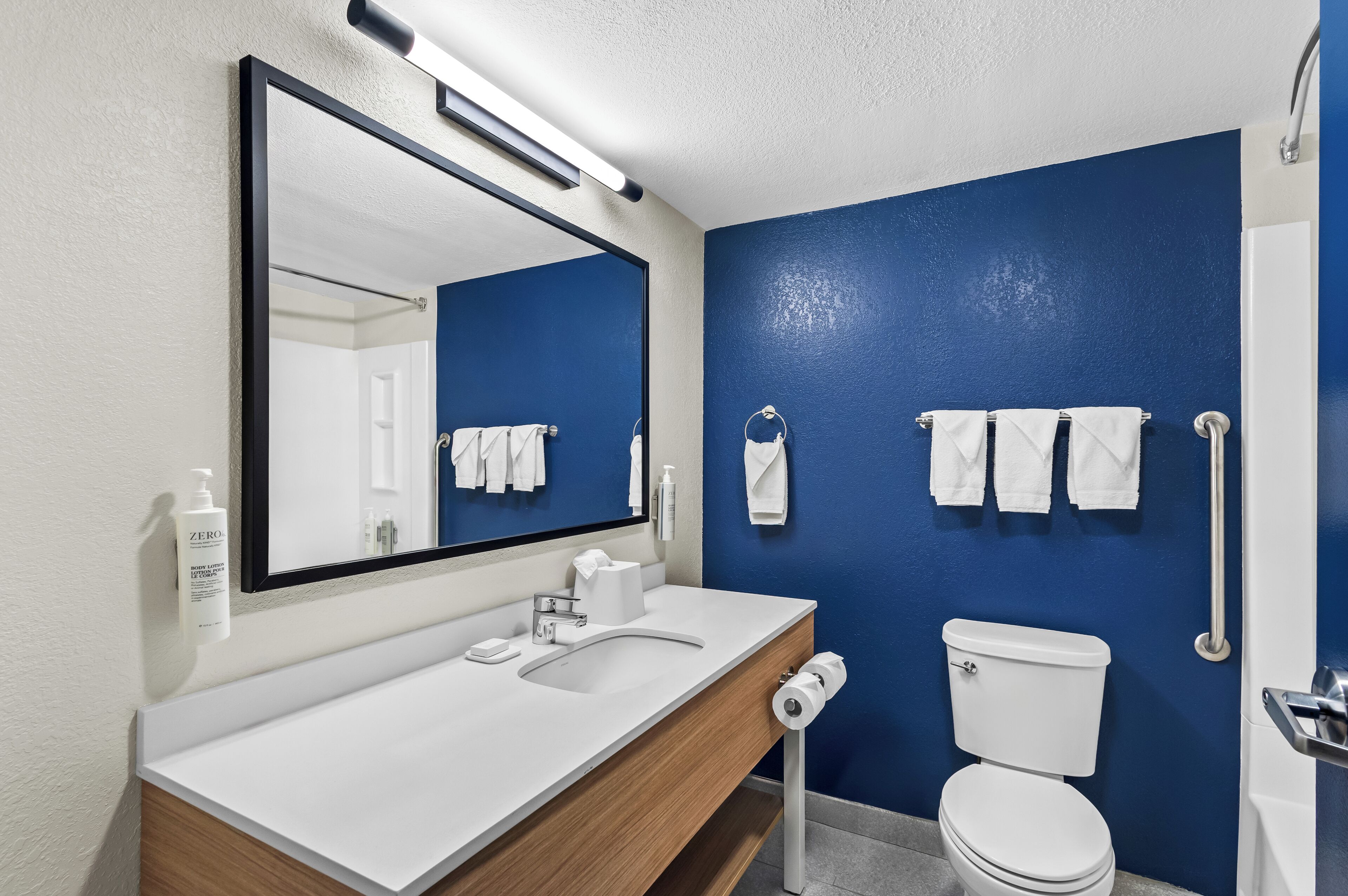 1 bedroom, premium bedding, desk, laptop workspace