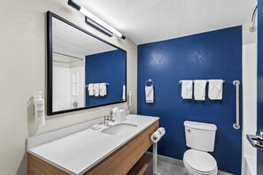 高級寢具、書桌、筆電工作空間、熨斗/熨衣板