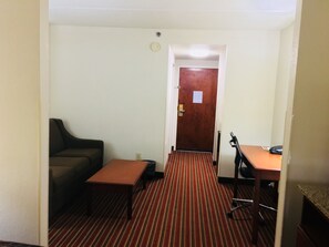 1 bedroom, premium bedding, desk, laptop workspace