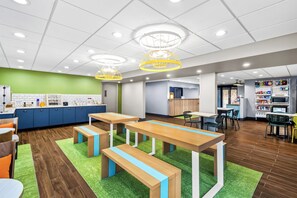 Breakfast area - Spark by Hilton Alpharetta Roswell (Alpharetta)