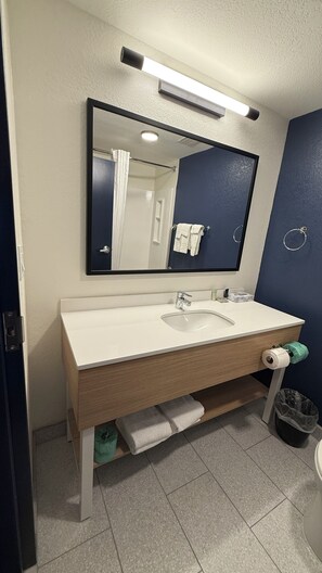 Duschwanne, kostenlose Toilettenartikel, Haartrockner, Handtücher