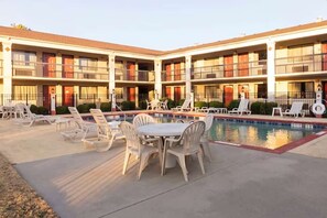 Una piscina al aire libre