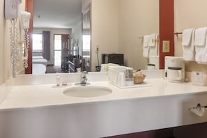 Premium-huone, useita sänkyjä | Kylpyhuoneen pesuallas