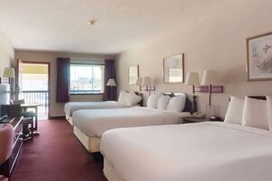 Escritorio, tabla de planchar con plancha, wifi gratis y ropa de cama