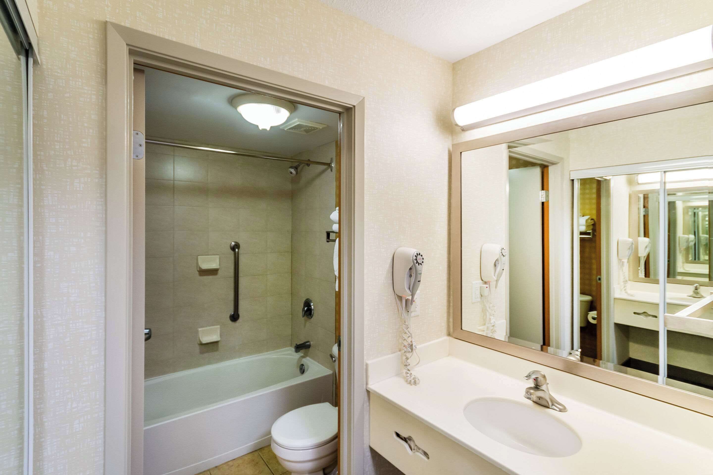 Foto - Econo Lodge Inn & Suites University