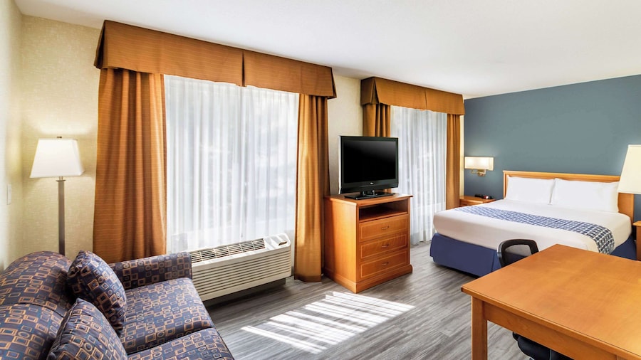 Econo Lodge Inn & Suites University