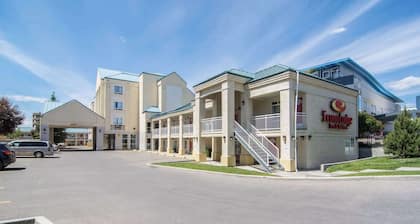 Econo Lodge Inn & Suites University