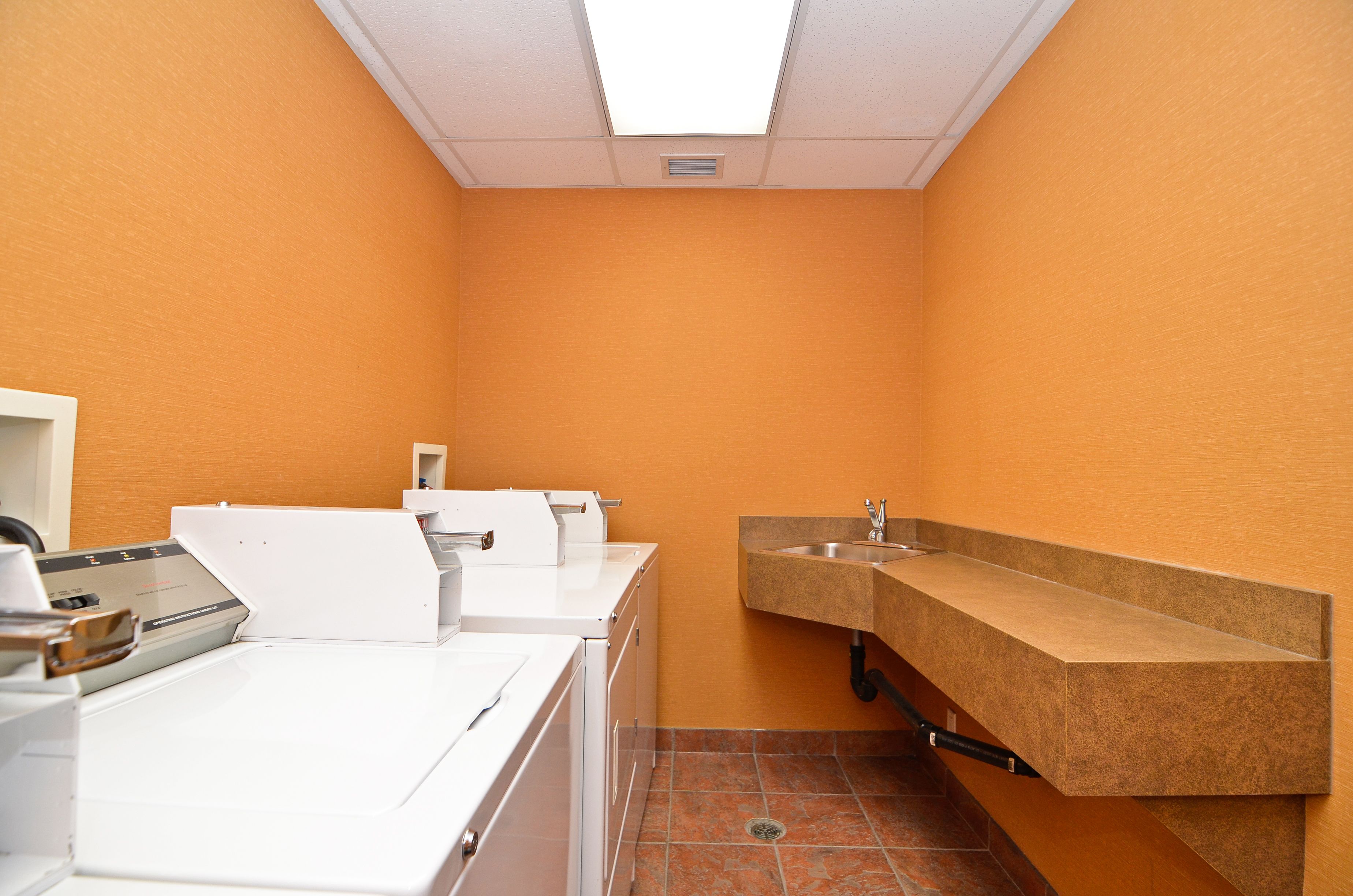 Foto - Econo Lodge Inn & Suites University