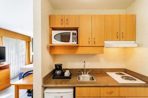 Suite, 1 Queen Bed with Sofa bed, Non Smoking | Laptop workspace, iron/ironing board, rollaway beds, free WiFi