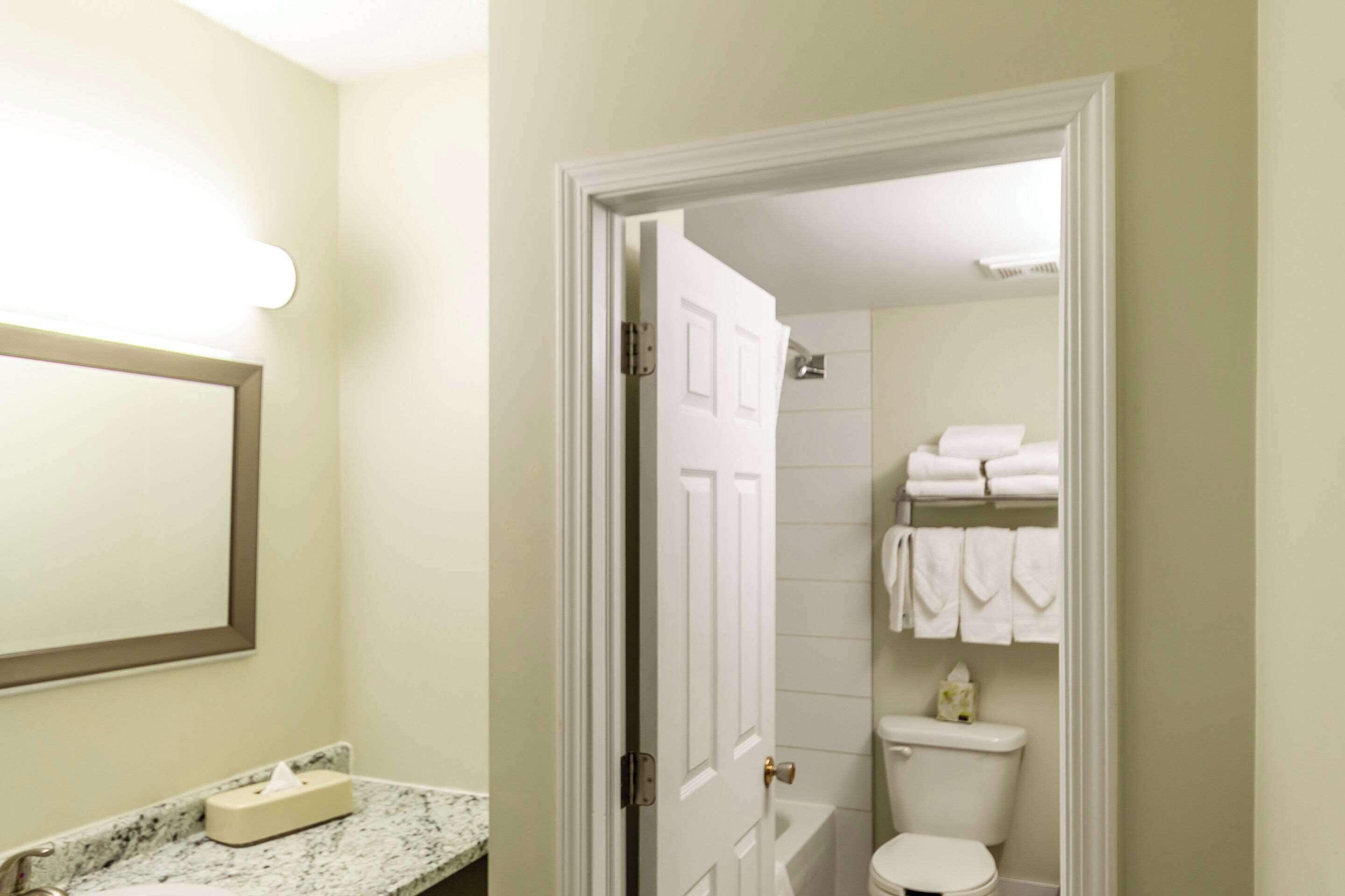 Foto - Econo Lodge Inn & Suites University