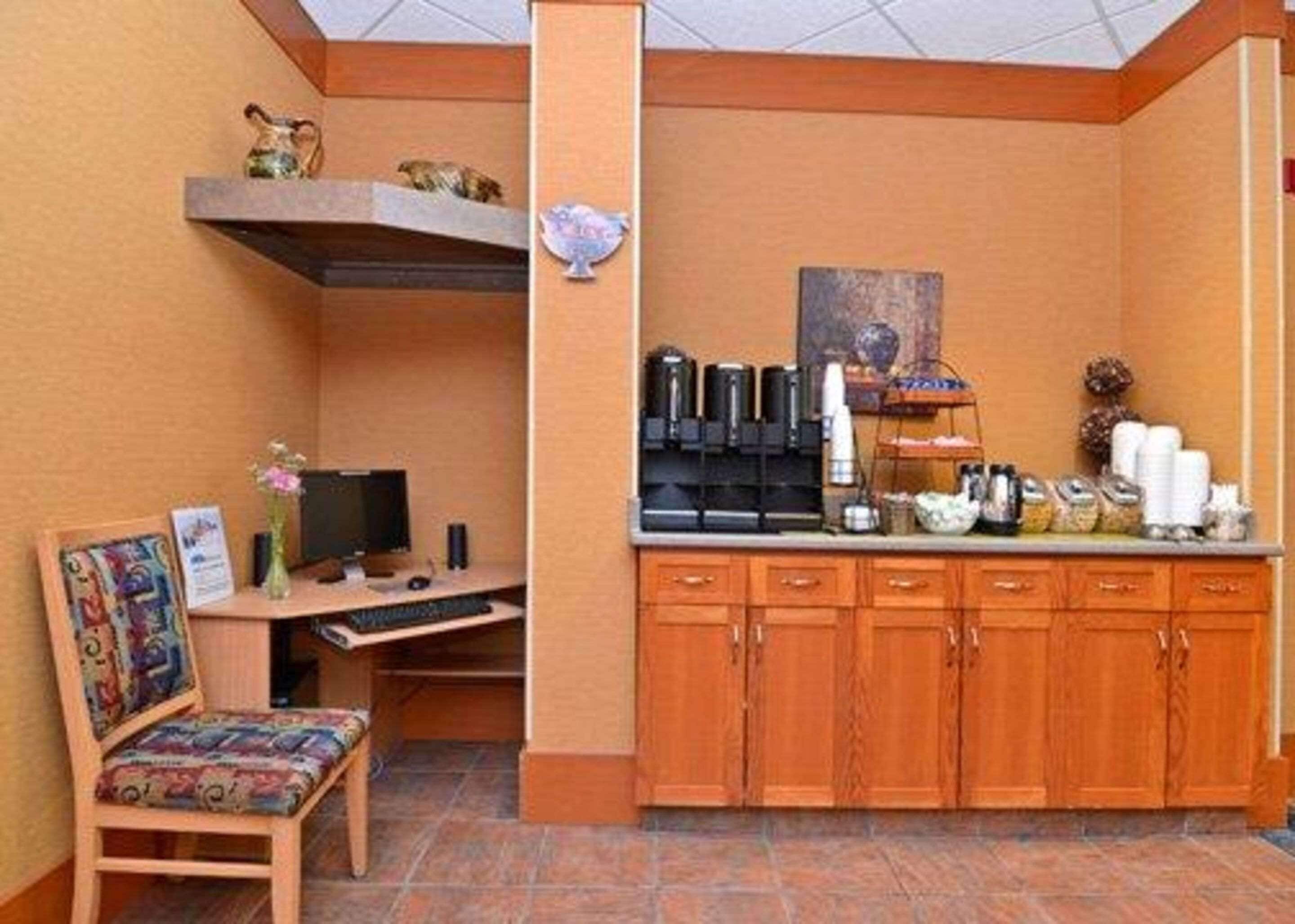 Foto - Econo Lodge Inn & Suites University