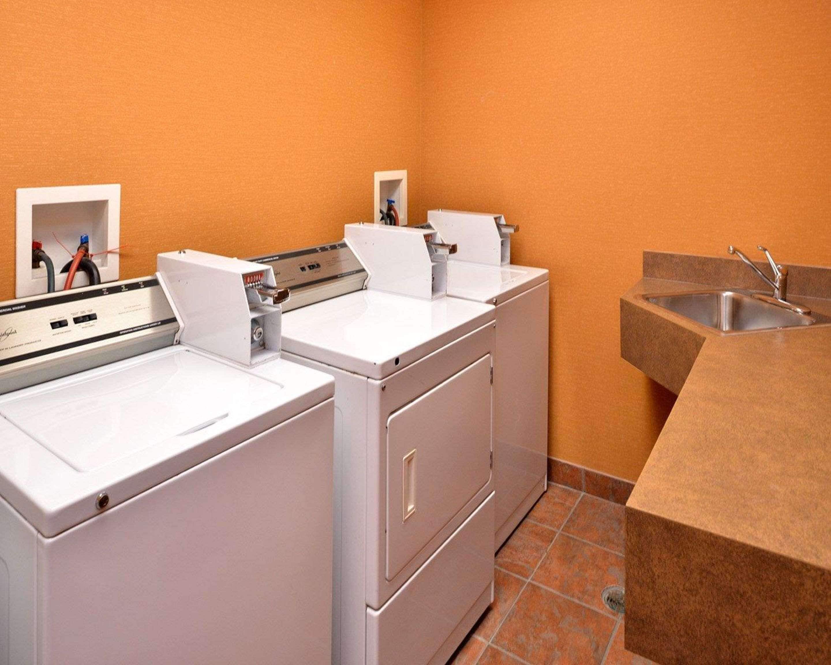 Foto - Econo Lodge Inn & Suites University