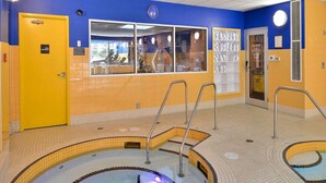 Zona de piscina con varias pistas, vestuario y una puerta que dice 'Equipamiento de Piscina'.