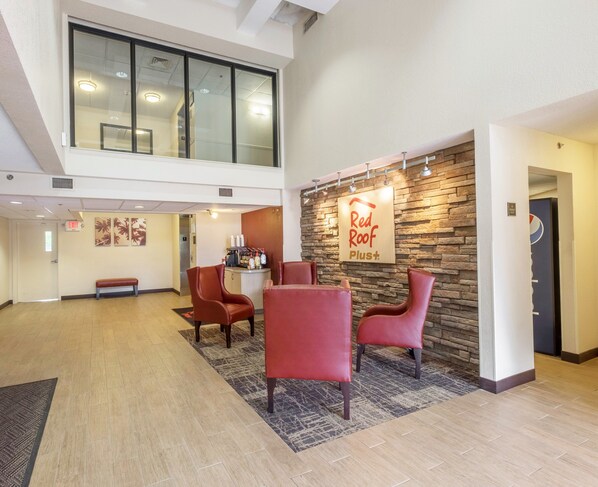Lobby lounge - Red Roof Inn PLUS+ West Palm Beach (West Palm Beach)