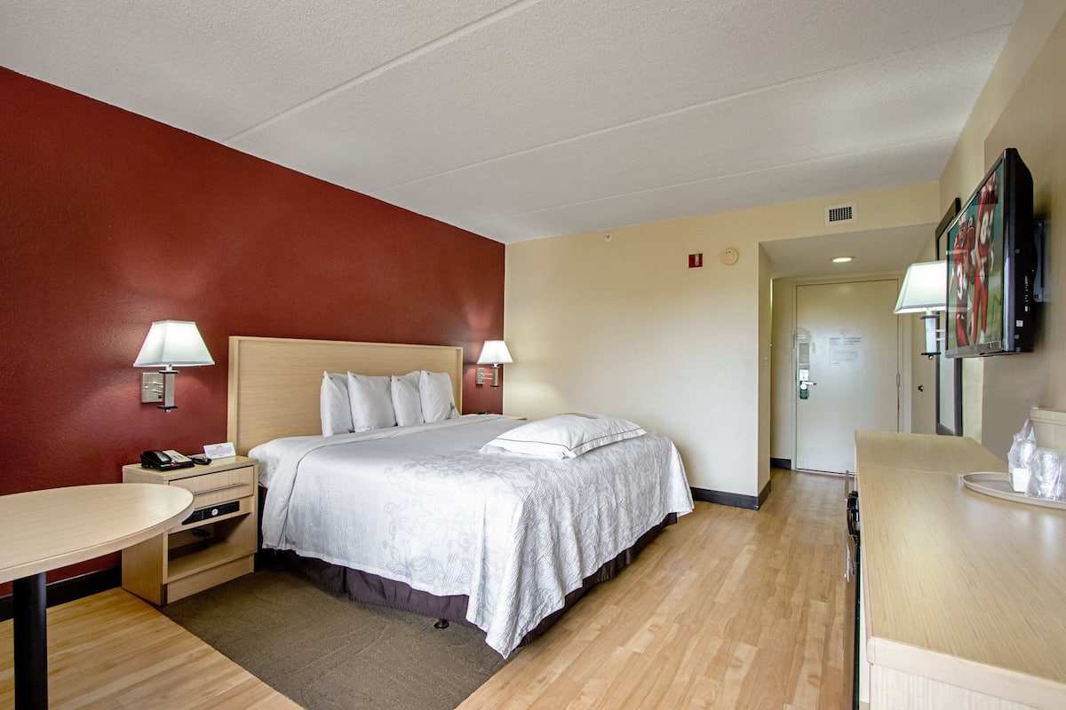 Premium Room, 1 King Bed (Upgraded Bedding & Snack, Smoke Free) | Blackout curtains, free WiFi, bed sheets