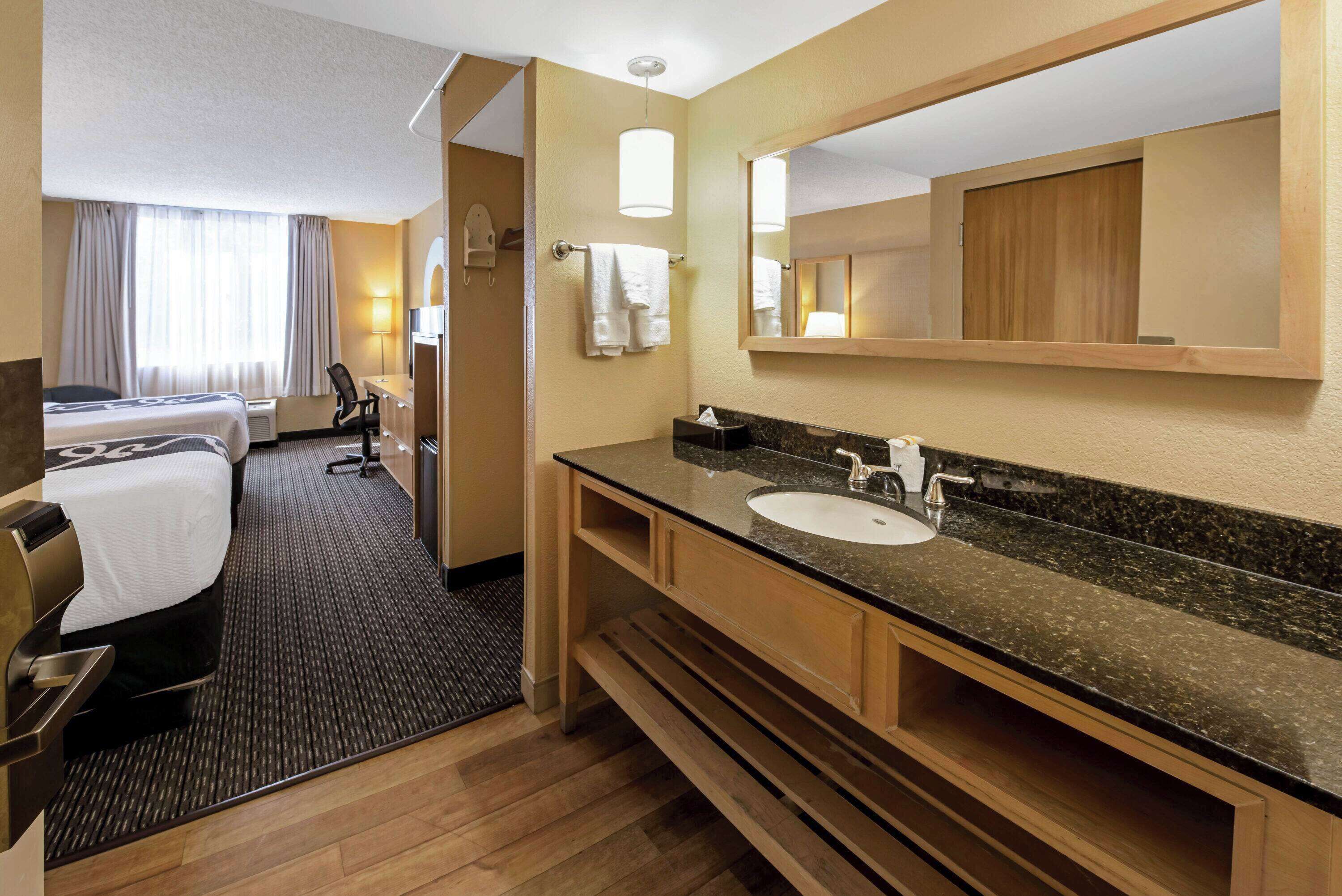 executive room, 2 double beds, non smoking | bathroom | combined shower/bathtub, free toiletries, hair dryer, towels