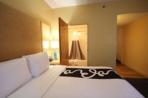 Executive Room, 1 King Bed, Non Smoking | Living area | Flat-screen TV