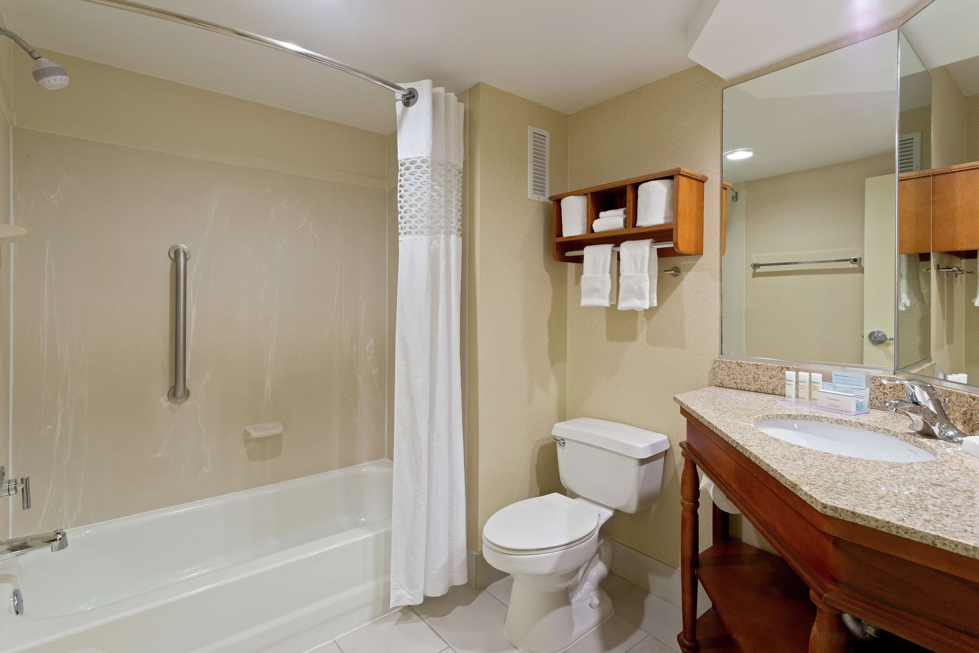 Bathroom | Combined shower/bathtub, deep-soaking bathtub, free toiletries