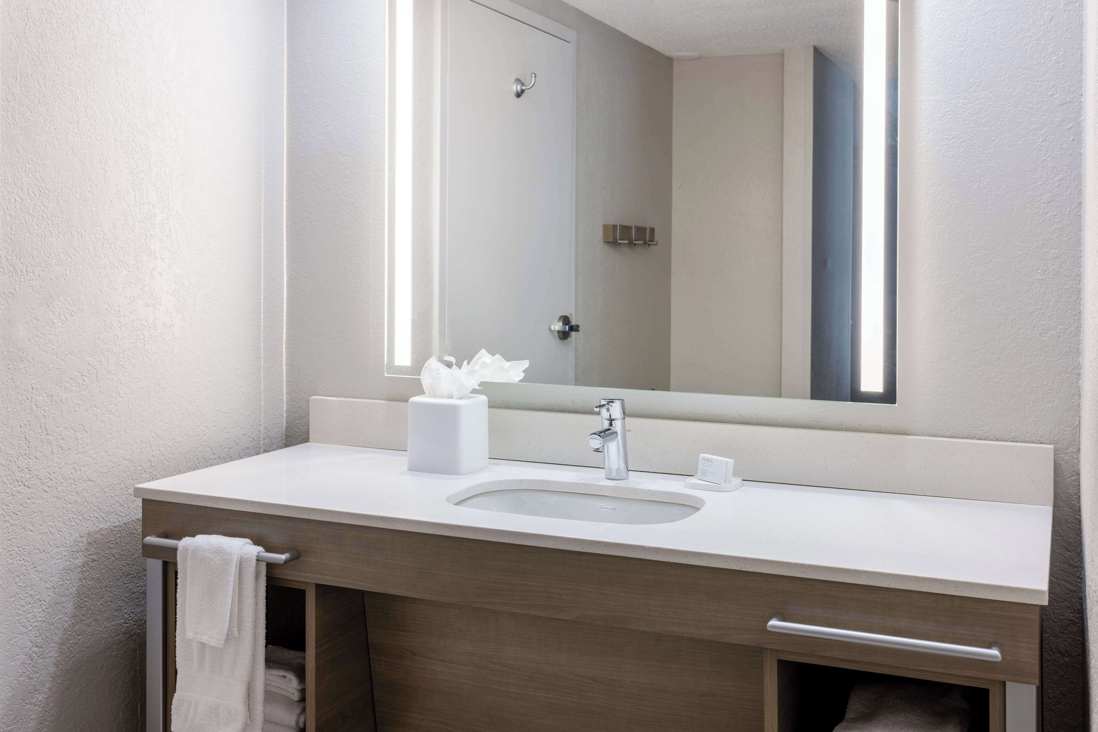 combined shower/bathtub, deep-soaking bathtub, free toiletries