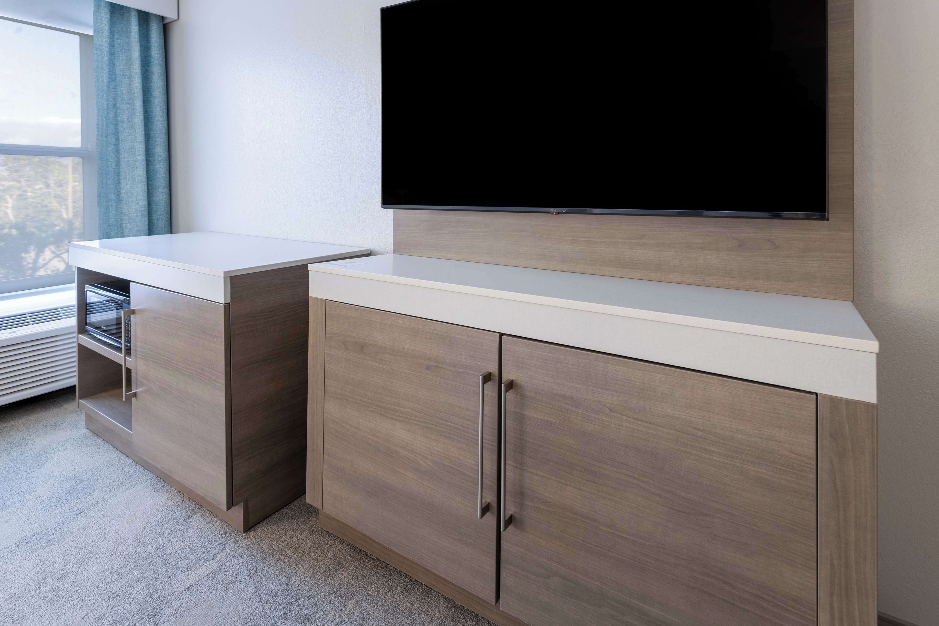 room, 1 king bed, accessible, non smoking | 1 bedroom, premium bedding, desk, blackout curtains