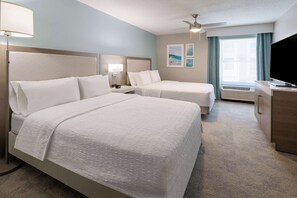 Suite (2 Queen Beds with Sofa bed) | Ropa de cama de alta calidad, escritorio, cortinas opacas