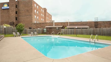 Una piscina al aire libre de temporada