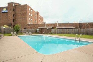 Una piscina al aire libre de temporada