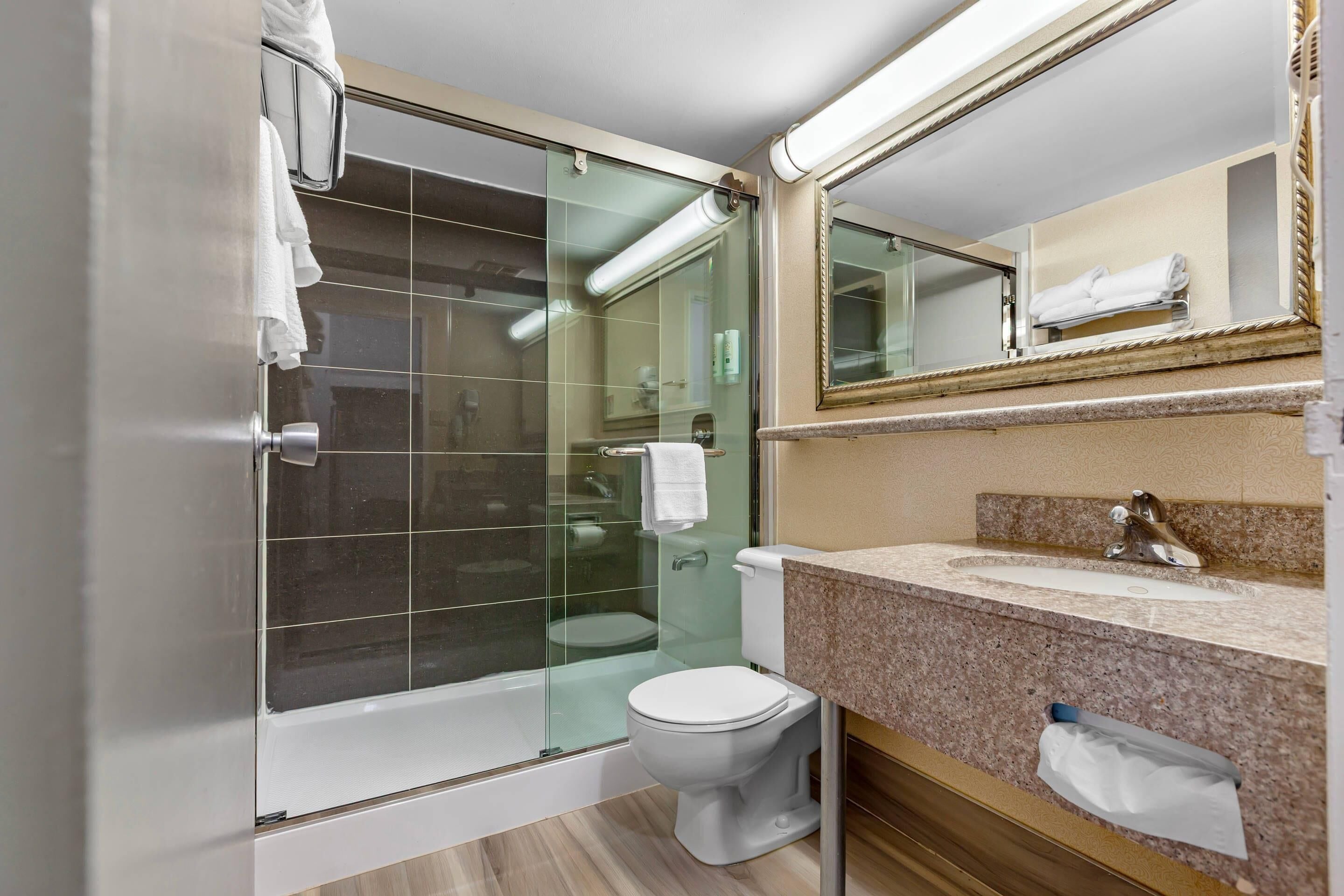 Photo - Quality Inn & Suites 5585 Ambler Drive Mississauga Ontario