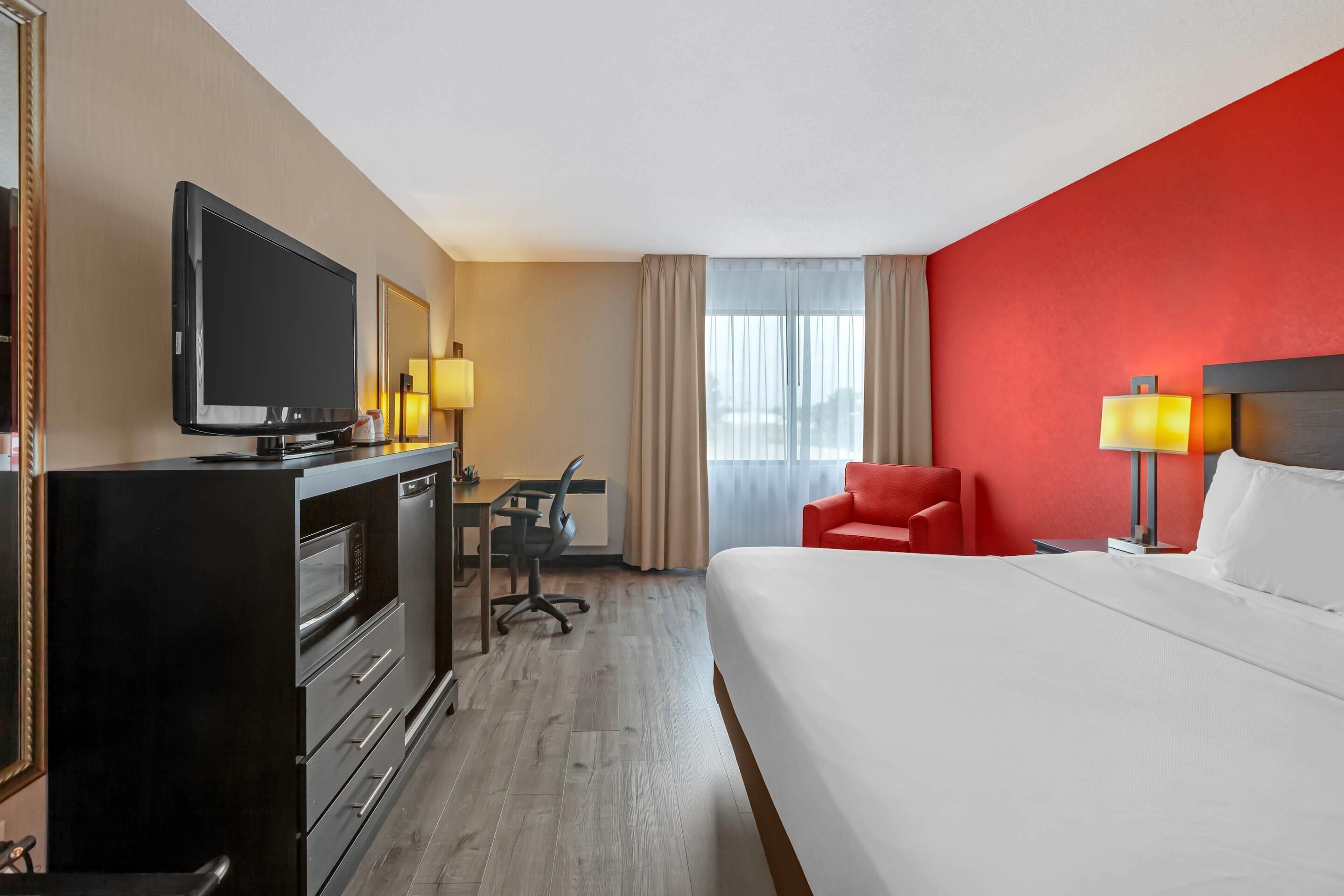 Cubrecamas, escritorio, cortinas blackout y sistema de insonorización 