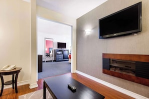 Suite, 1 très grand lit et 1 canapé-lit, non-fumeurs | Couette en duvet d'oie, bureau, rideaux occultants