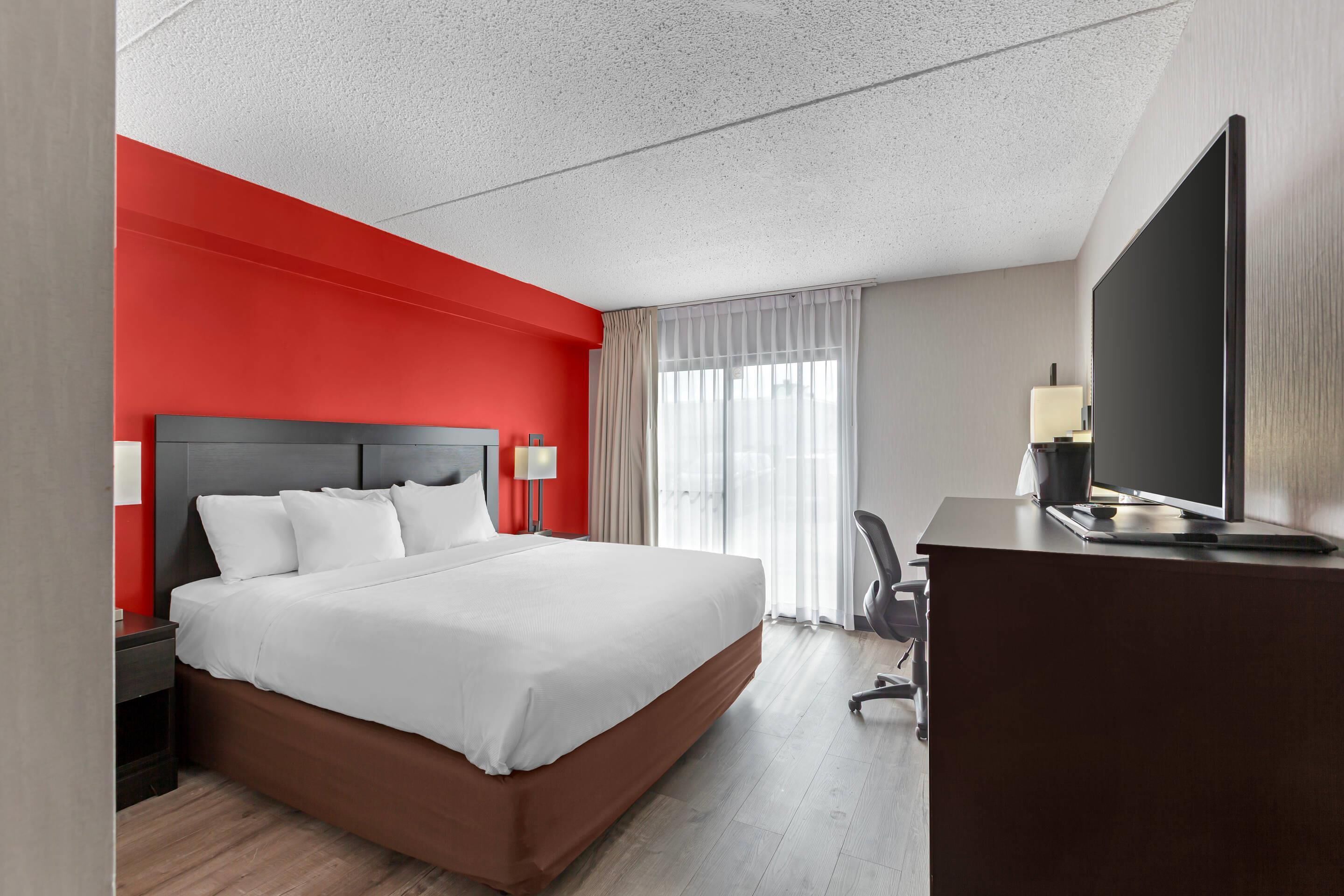 Huone, 1 suuri parisänky, tupakointi kielletty | Untuvapeitot, työpöytä, pimennysverhot, äänieristys